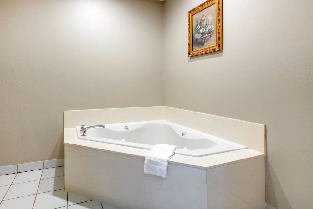 Quality Inn and Suites Pearl-Jackson 11/36