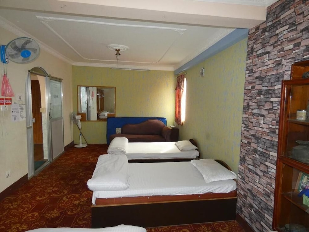Sara's Backpackers Hotel 28/74
