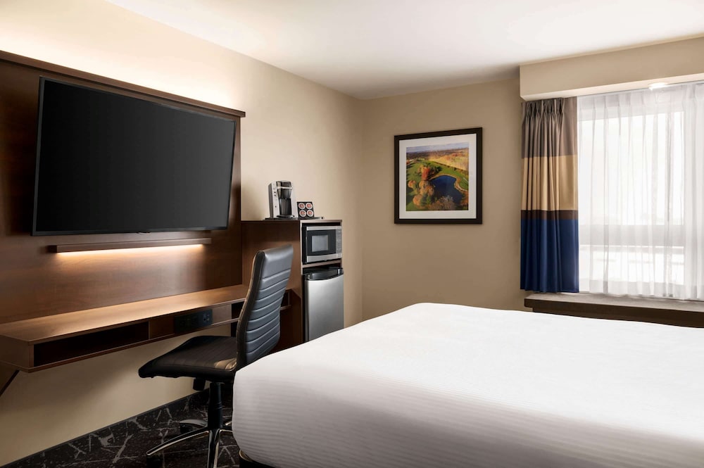 Microtel Inn and Suites by Wyndham Aurora 38/49