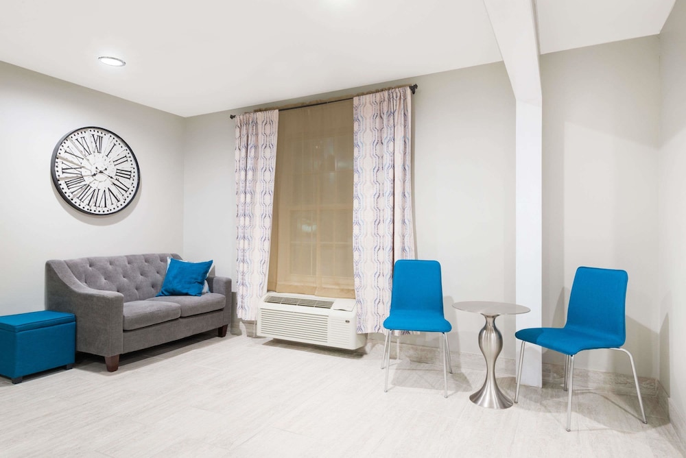 Days Inn & Suites by Wyndham Sellersburg 23/32
