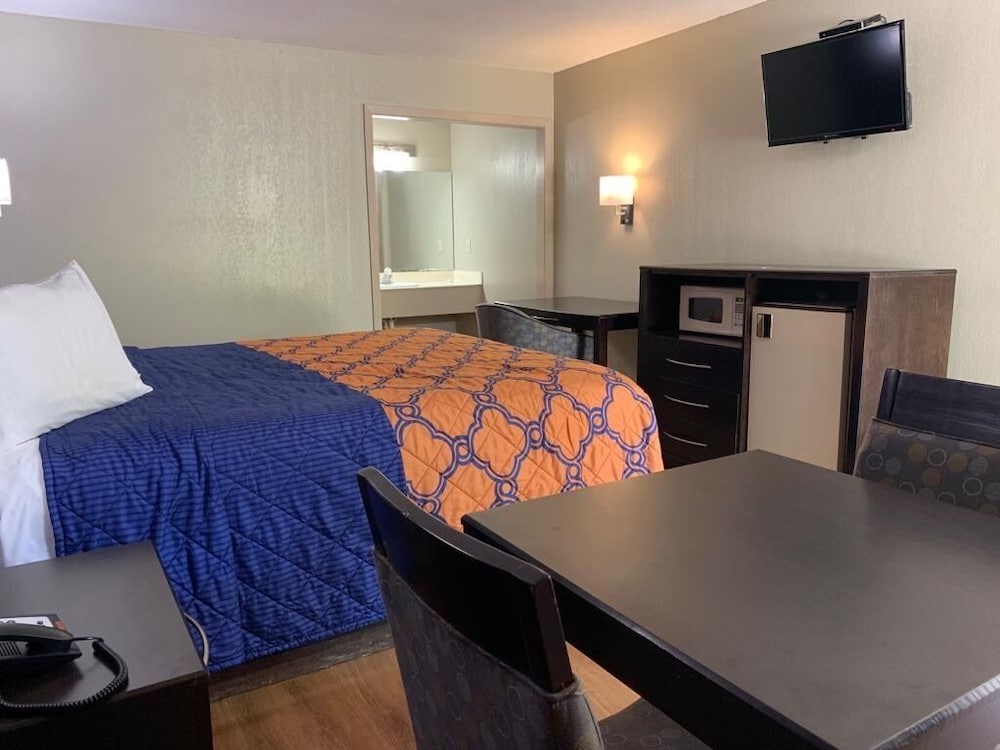 Relax Inn & Suites 16/21