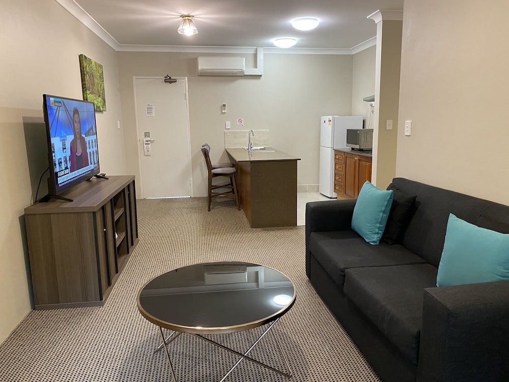 Belmore All-Suite Hotel 38/54