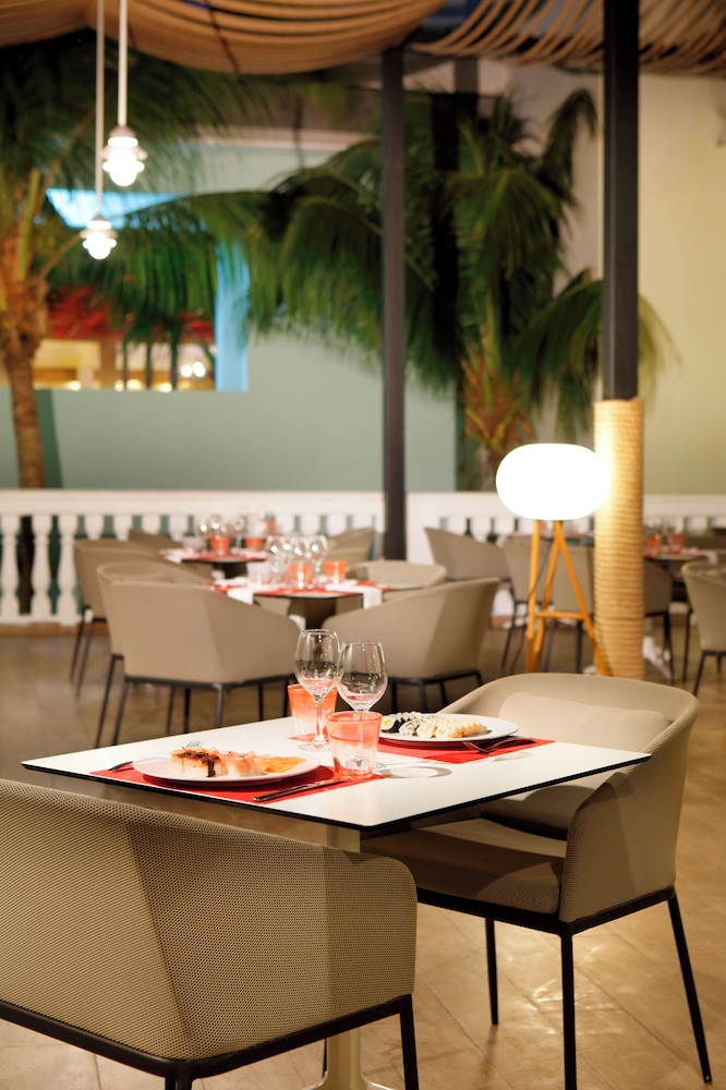 The Signature Level at Grand Palladium Lady Hamilton Resort & Spa 34/48
