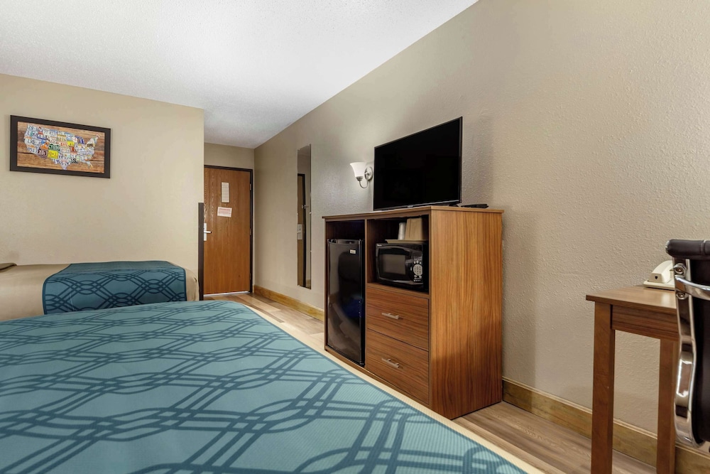 Econo Lodge Hays I-70 30/54