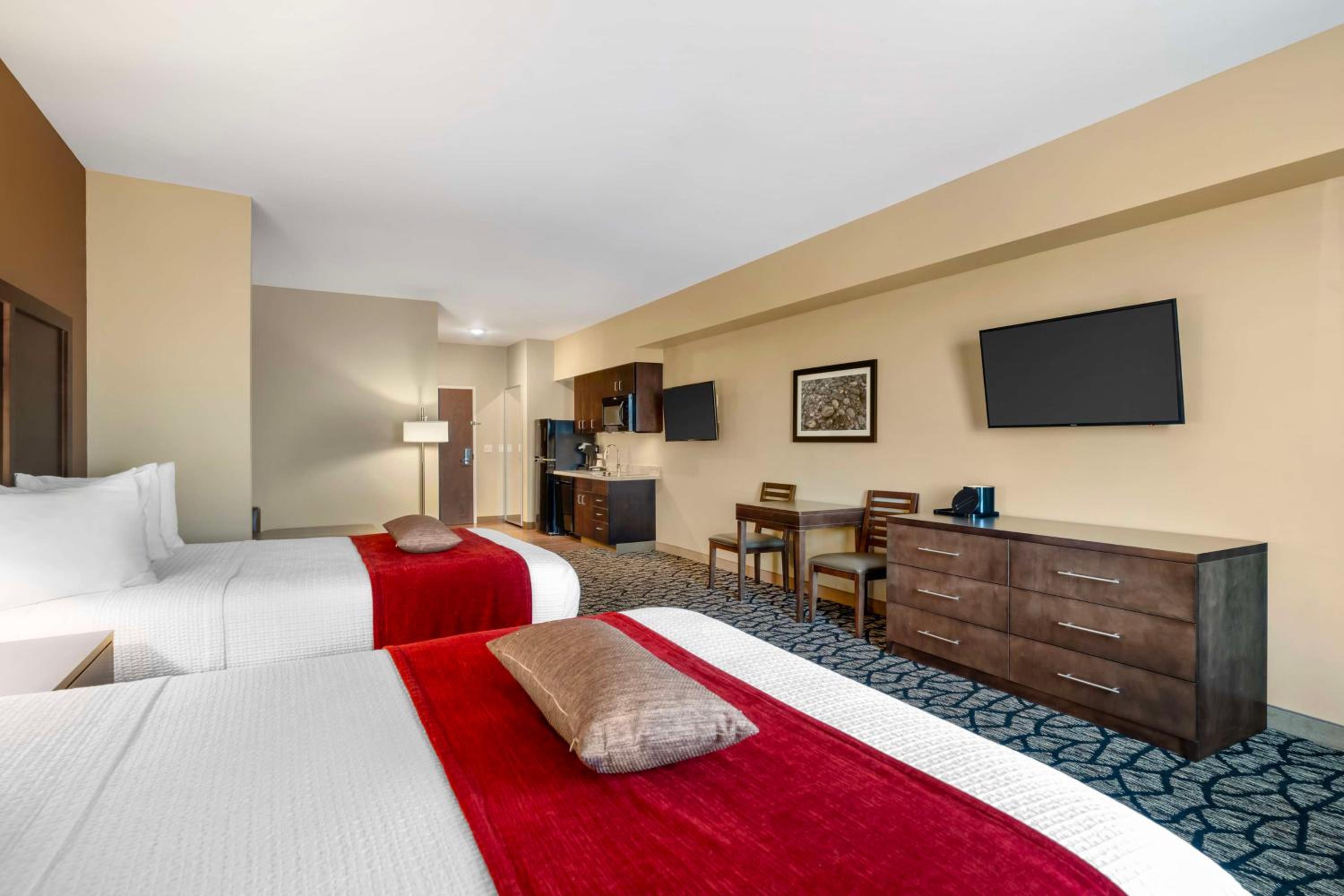 Suite, 2 Queen Beds, Chaise View, Kitchenette
