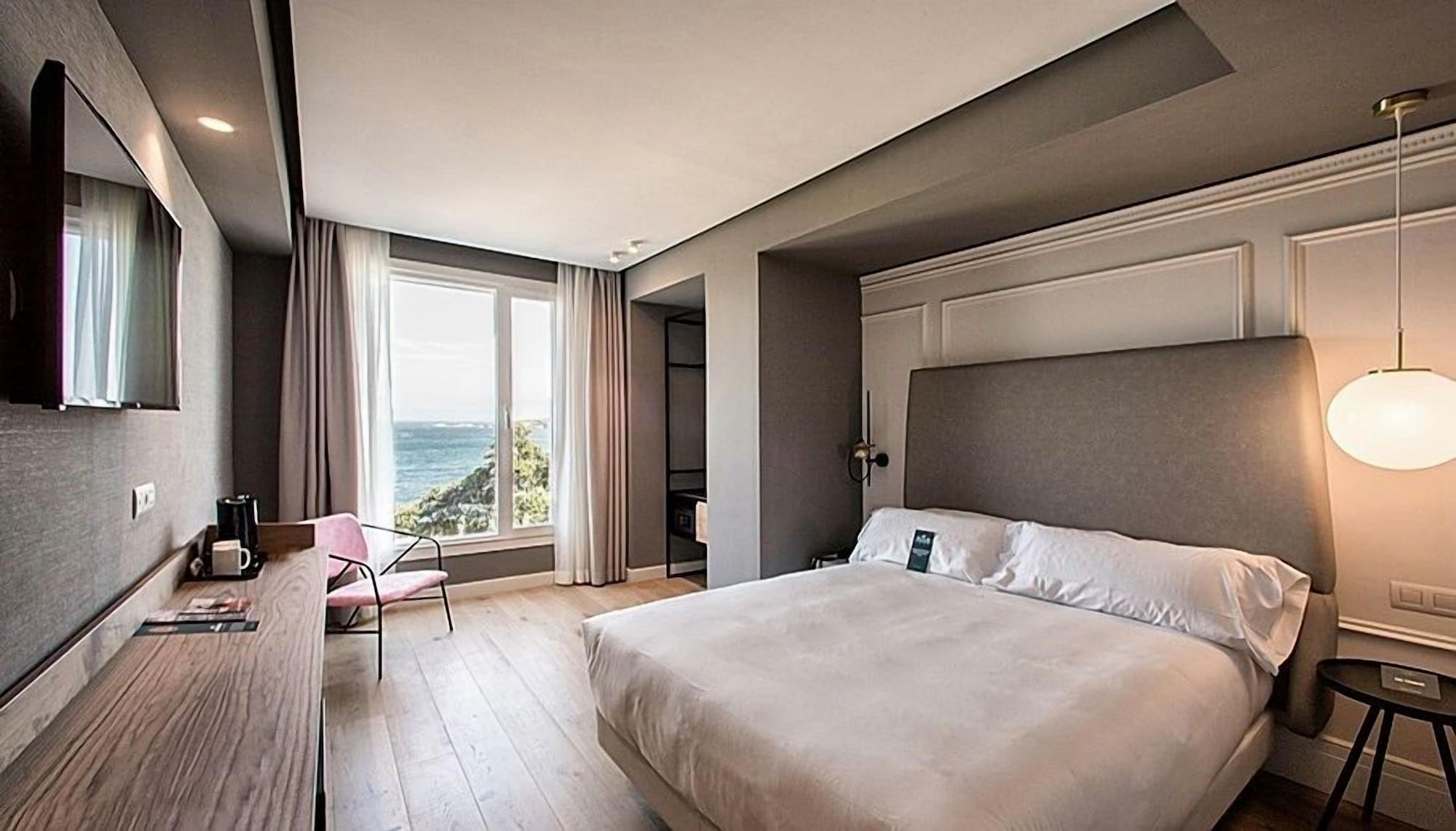 INTERIOR, STANDARD, DOUBLE BED