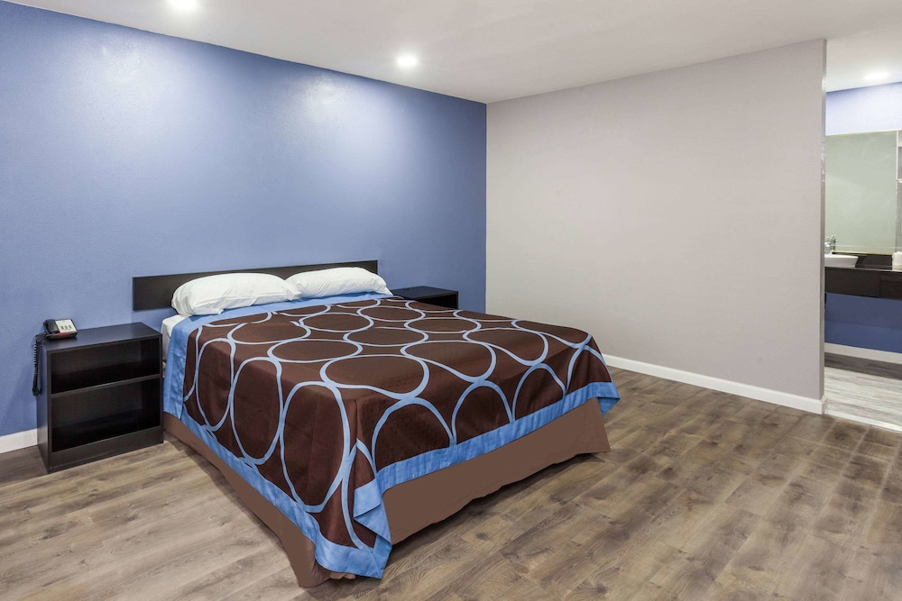 Super 8 By Wyndham Visalia 10/26