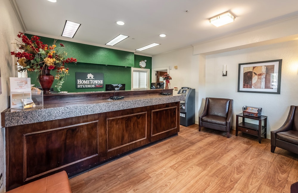 HomeTowne Studios by Red Roof Orlando South 21/42