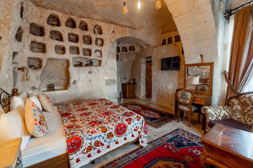 Amber Cave Suites 24/76