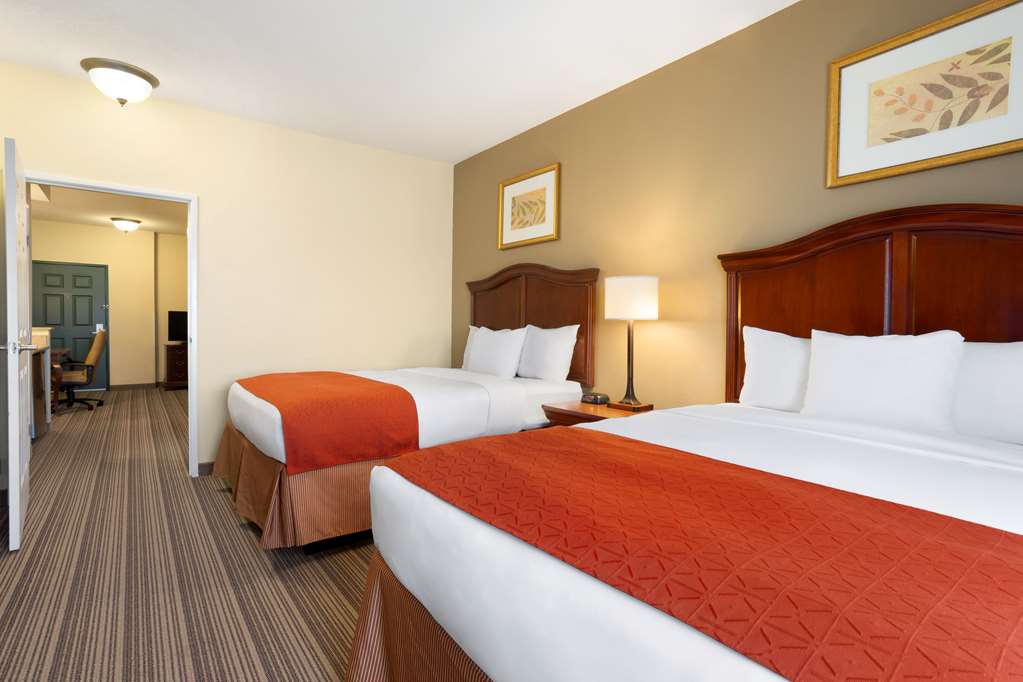 Suite, 2 Queen Beds, Accessible