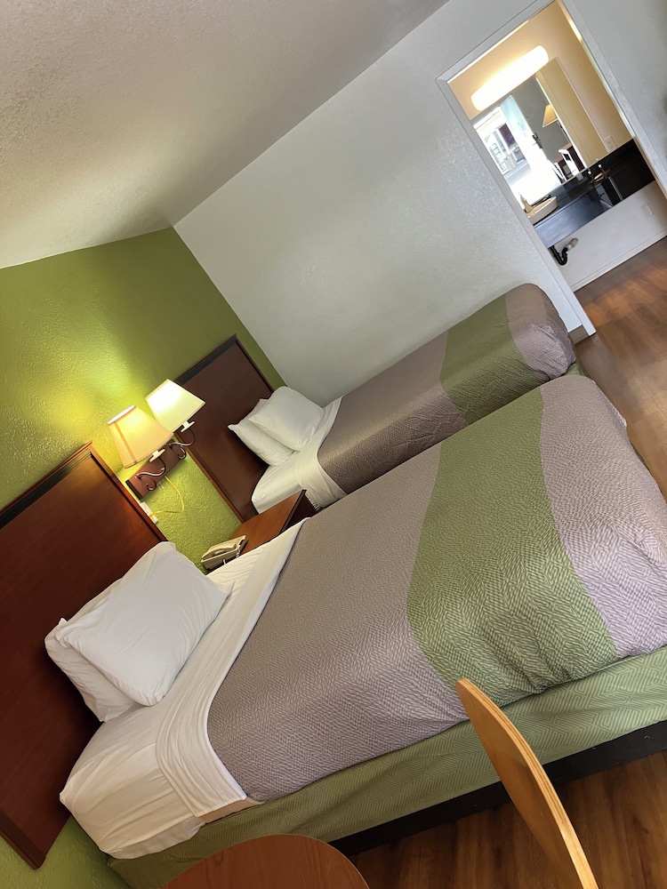 Econo Lodge Sonora, TX 35/60