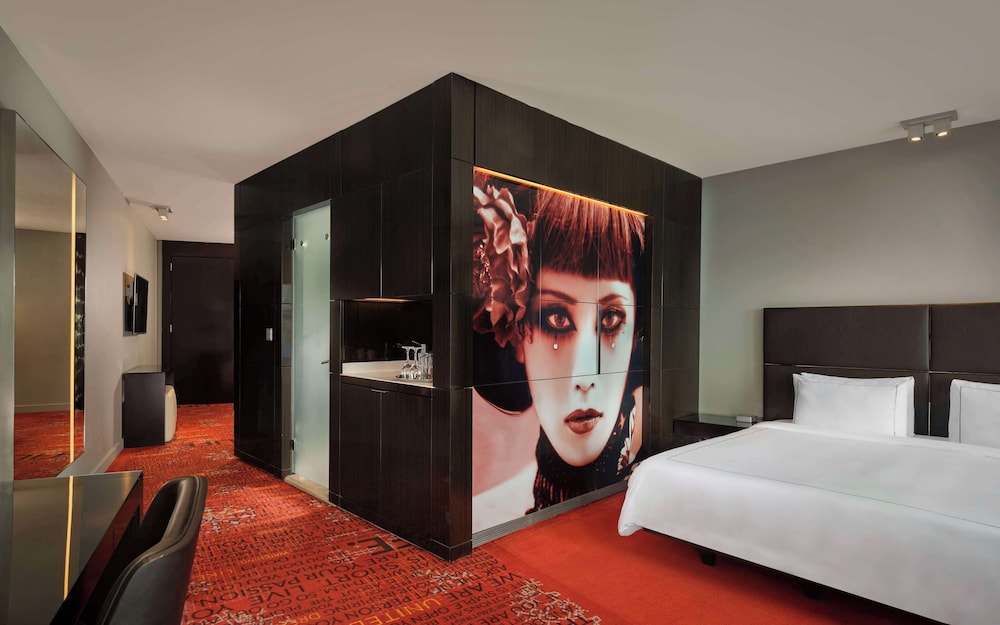 Studio, King Bed, Big Ben View