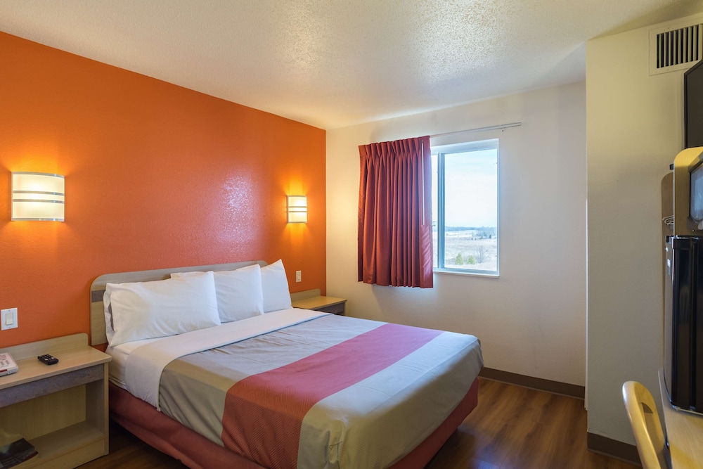 غرفة قياسية بسرير كوين، Motel6 Dale, IN 5/8