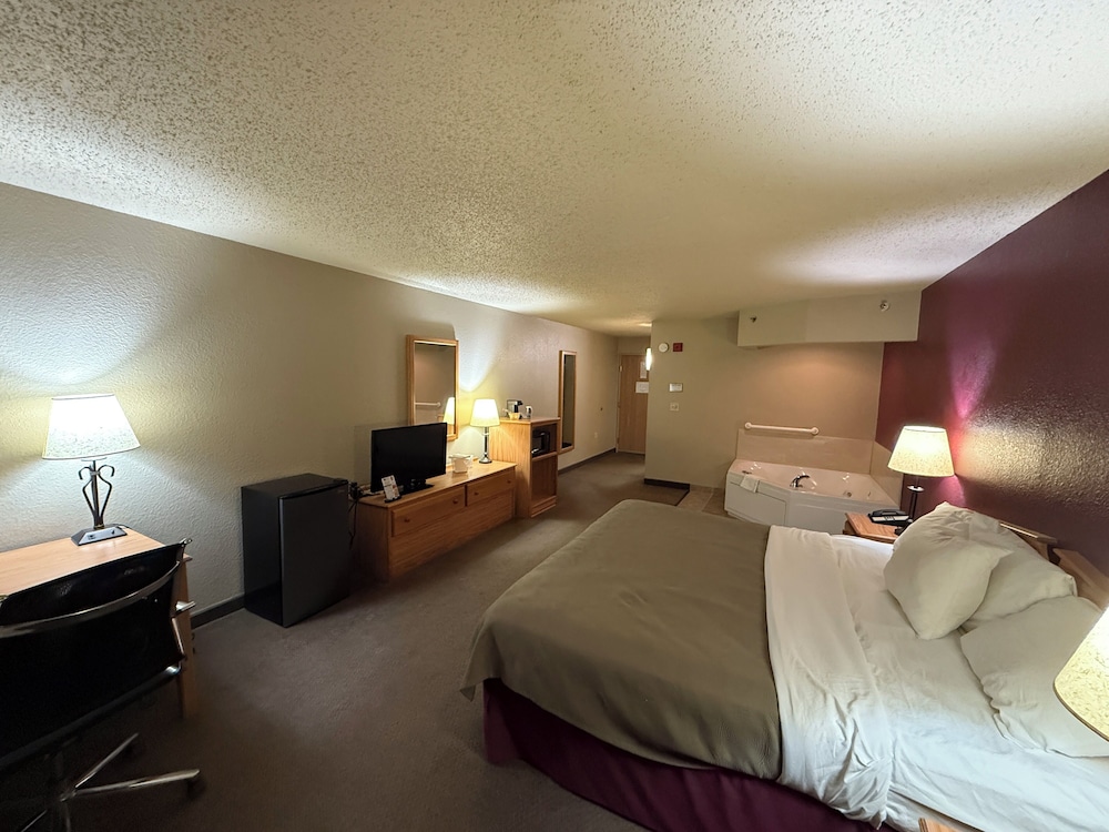Suite, King Bed, Rodeway Inn Hesston, KS 6/10