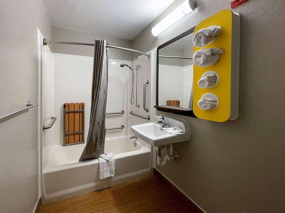 غرفة قياسية بسرير مزدوج للمدخنين لذوي الإعاقة، Motel6 Camp Springs, DC - South Camp Springs 5/5