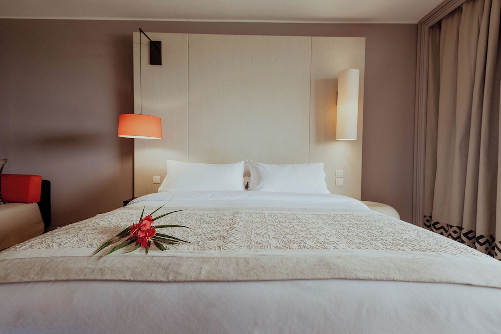 Junior Suite, King Bed, Lagoon View, Sofa