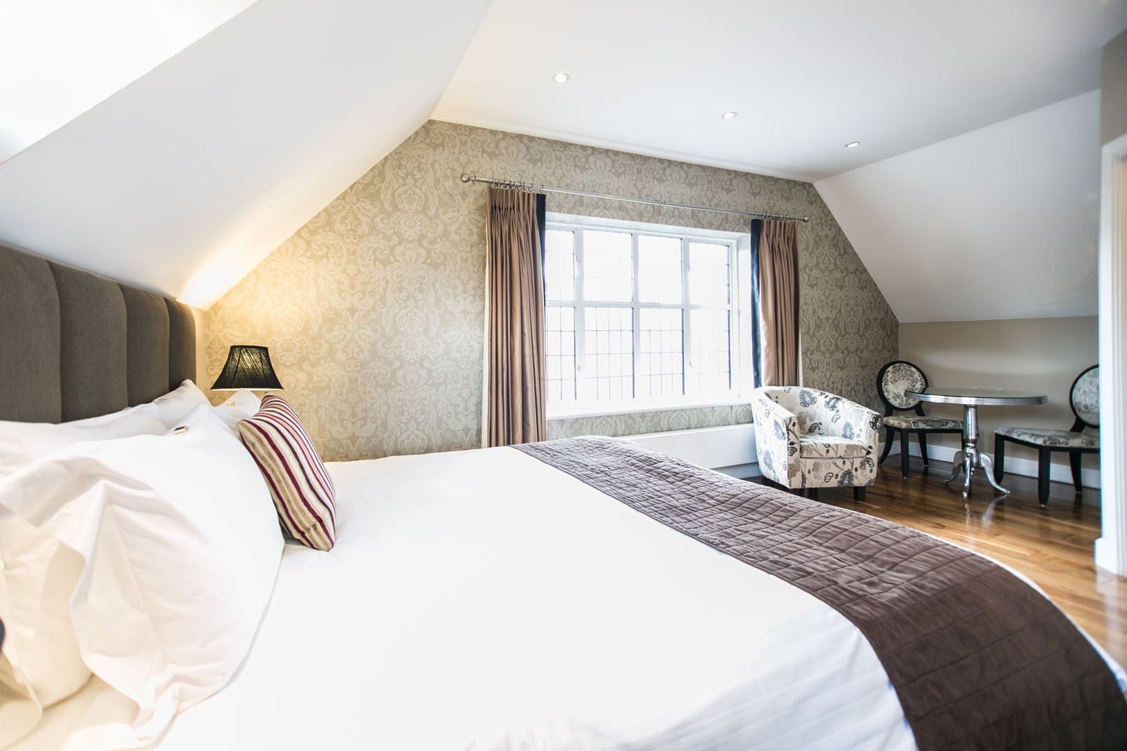 ROOM, QUEEN BED