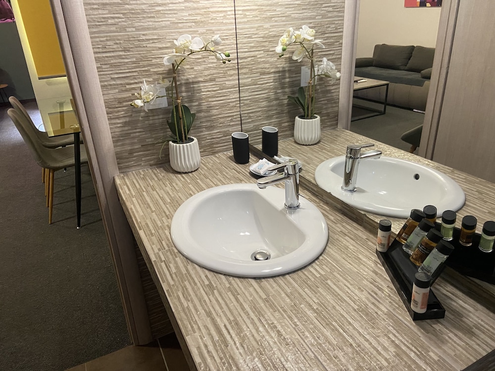 Connect Suites 45/48