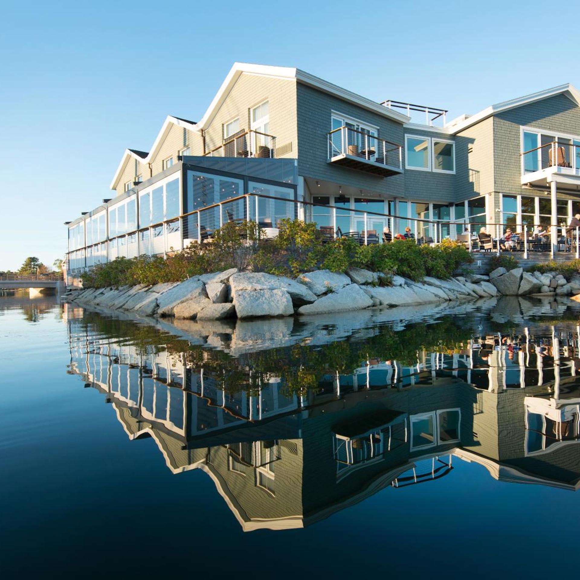 The Boathouse Waterfront Hotel 2/55