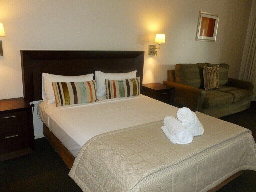 ROOM, QUEEN BED
