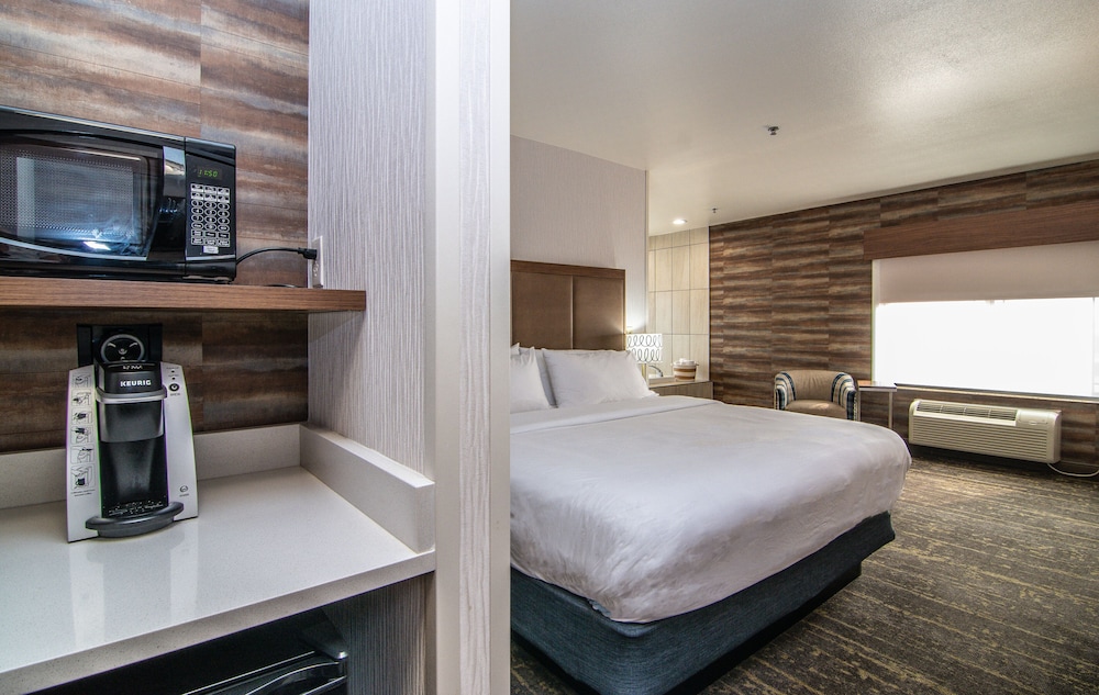 Holiday Inn Express Hotel & Suites Kalispell 32/77
