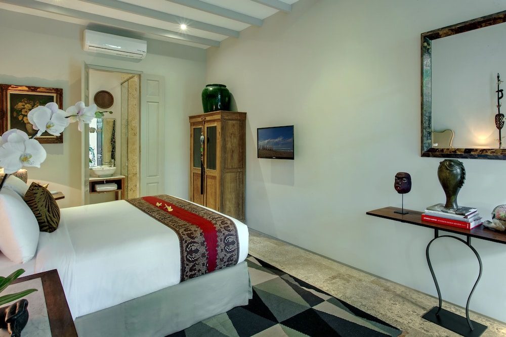 Room & Vespa 3 9/28