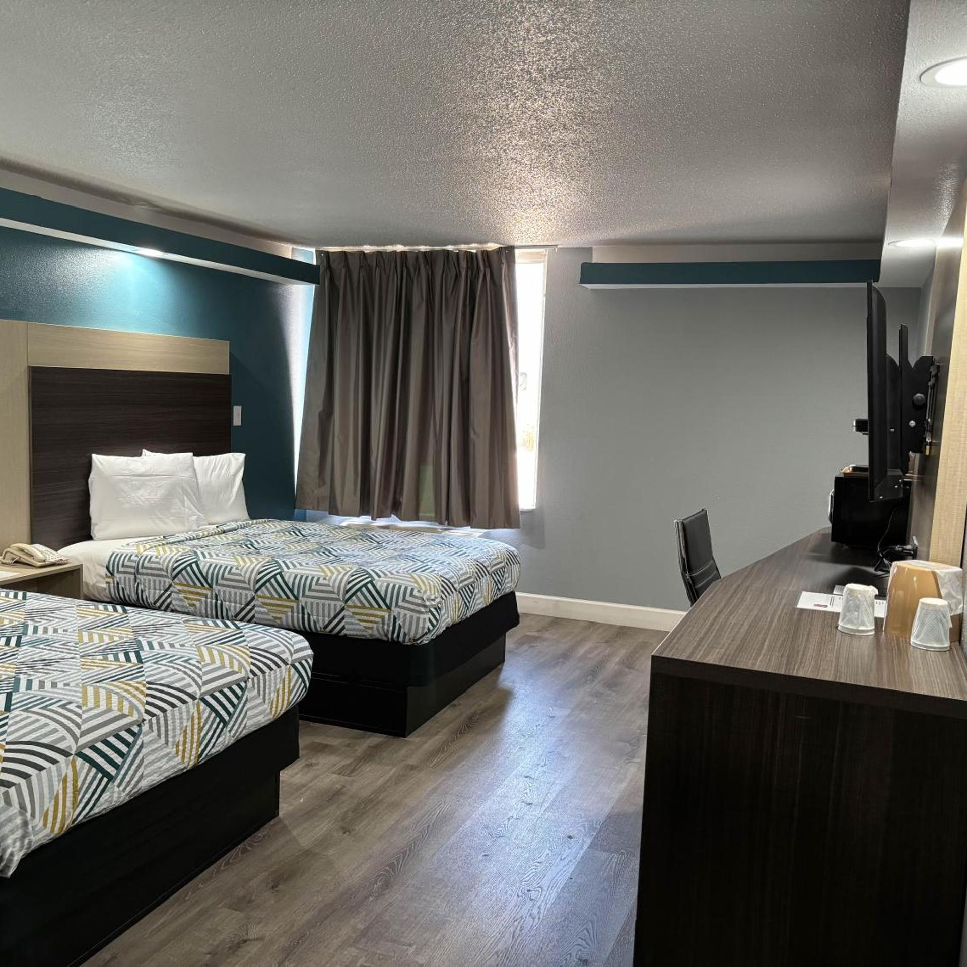 2 Queen Beds - Non-Smoking, Micfridge