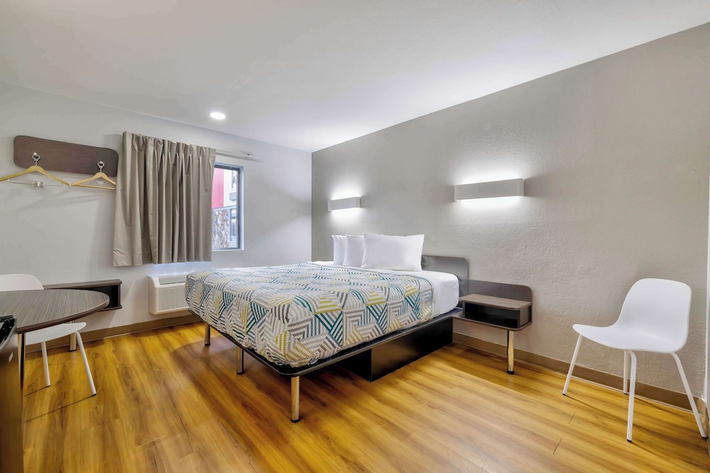 SUITE, KING BED, BALCONY, SMOKING