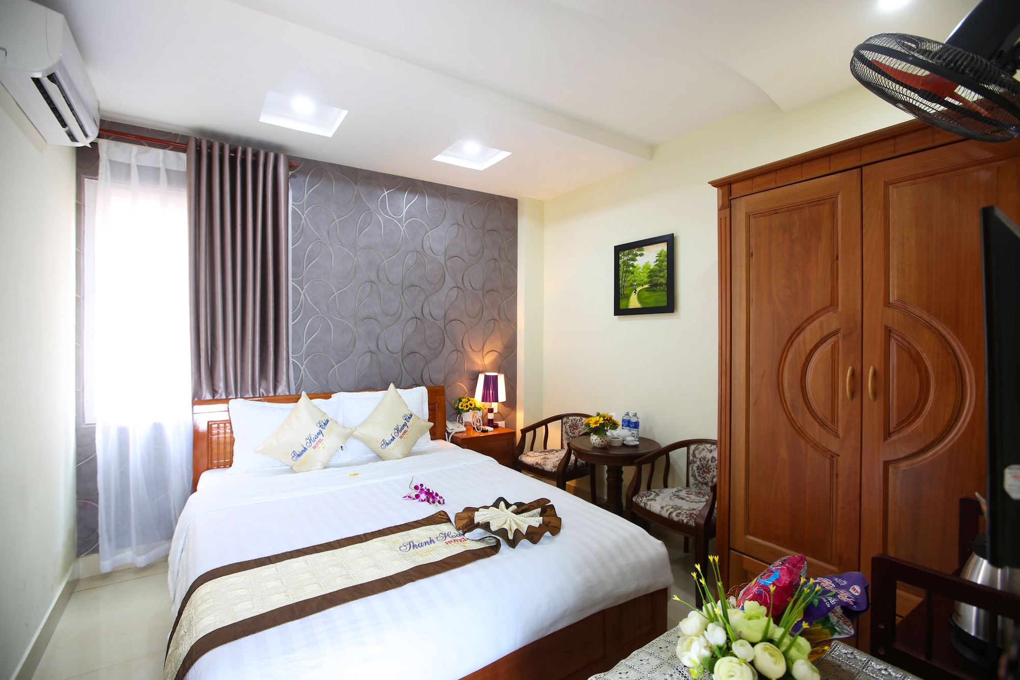 Superior, Queen Bed, City View, Patio