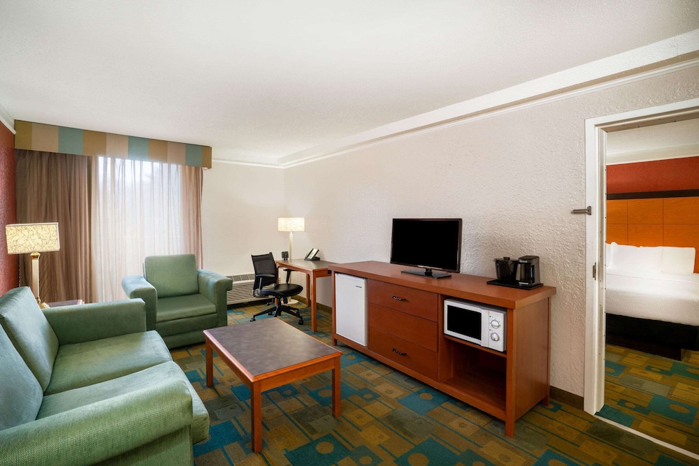 La Quinta Inn & Suites by Wyndham Nashville Airport/Opryland 34/38