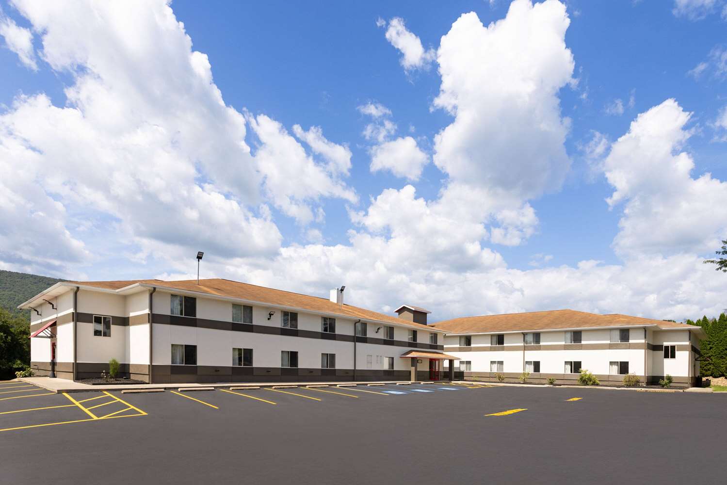 Super 8 by Wyndham Burnham/Lewistown 4/17