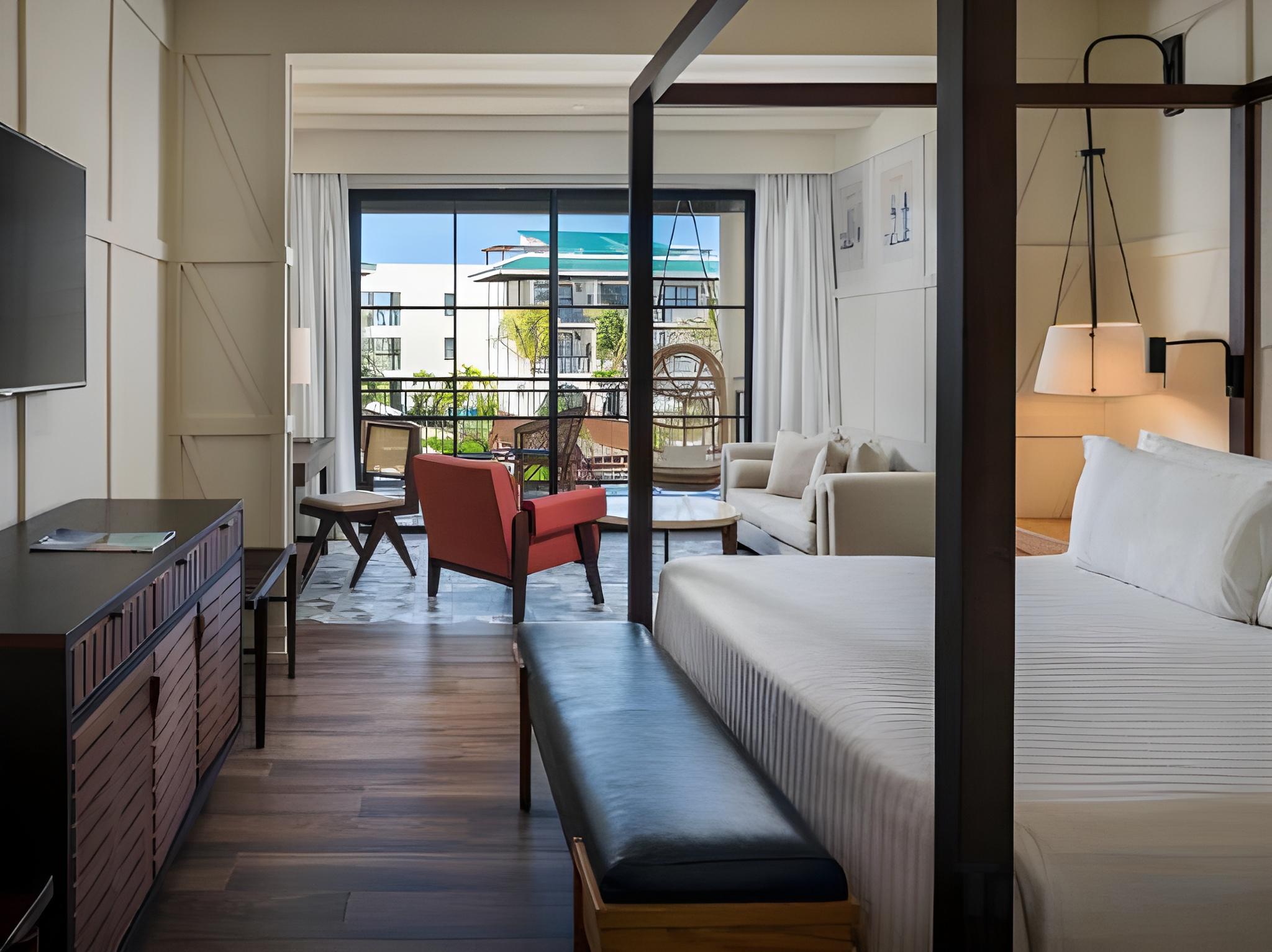 Royal, Master, Suite, Queen Bed