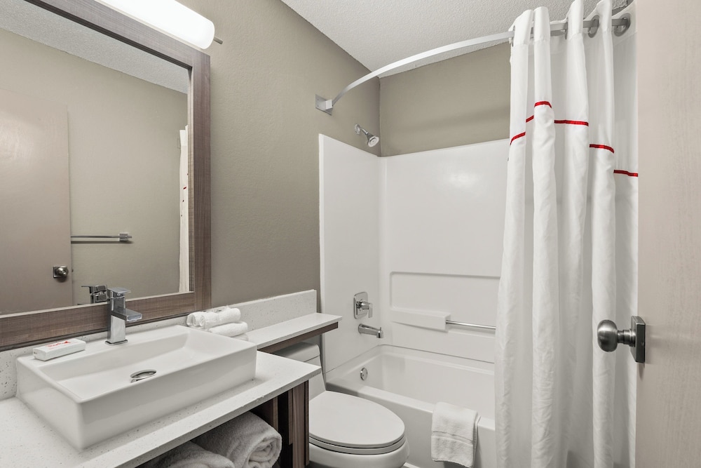 غرفة قياسية بسريرين كوين، Red Roof Plus Belleville 4/5