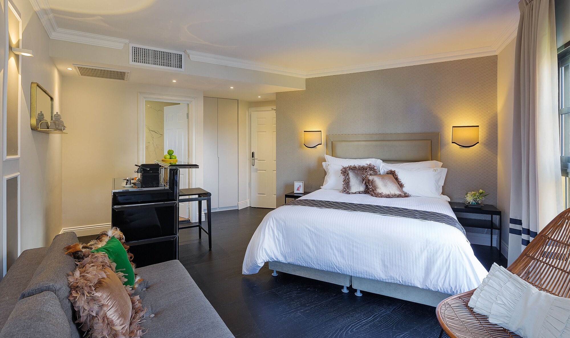 JUNIOR SUITE, QUEEN BED