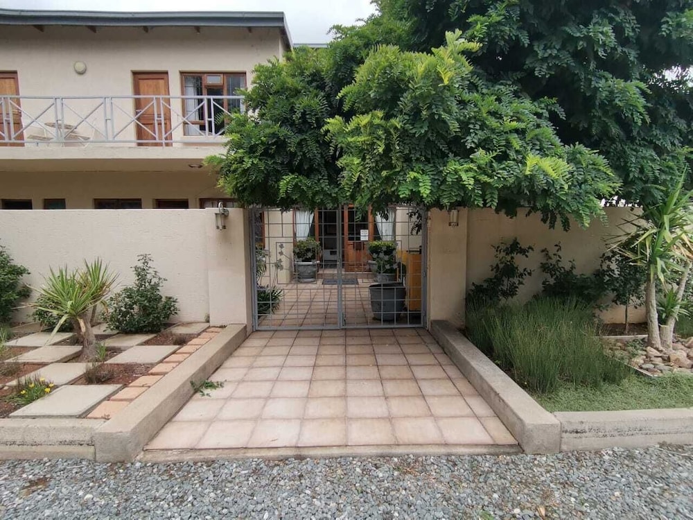 Rene's Guesthouse 35/45