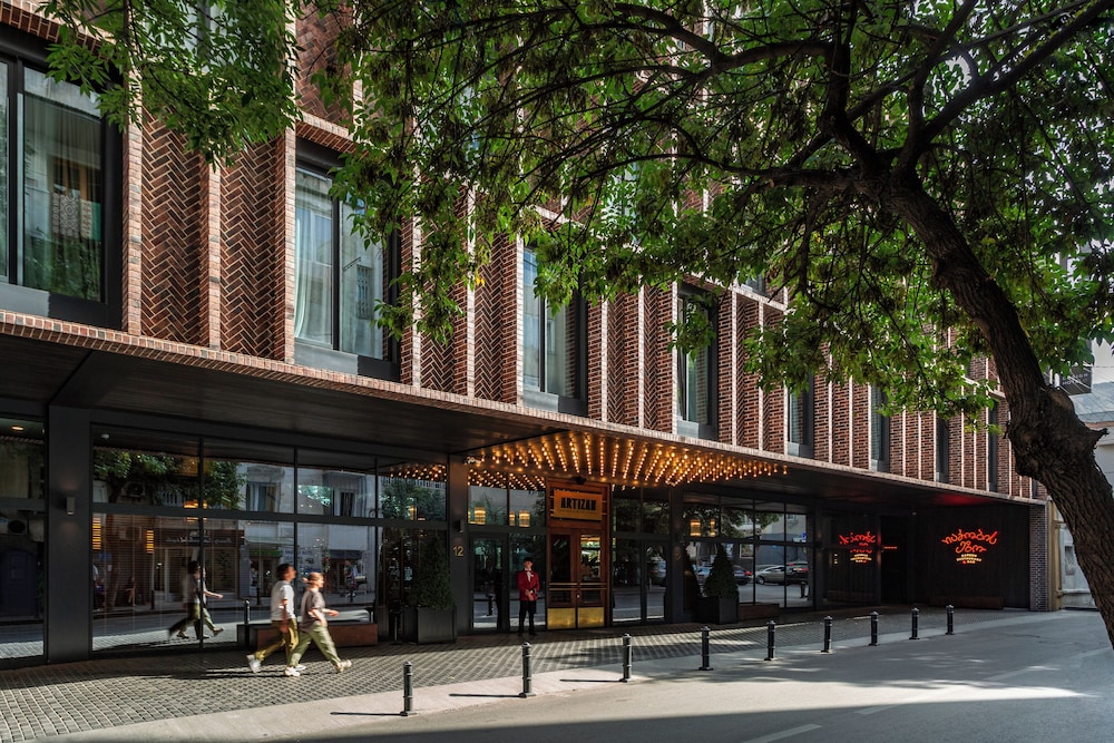 Artizan Design Hotel 53/61