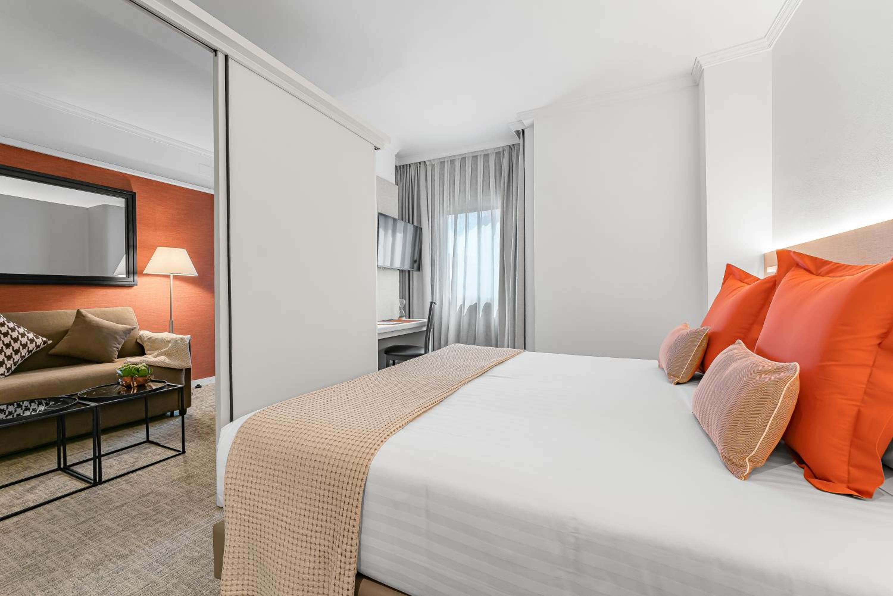 SUPERIOR, SUITE, KITCHENETTE