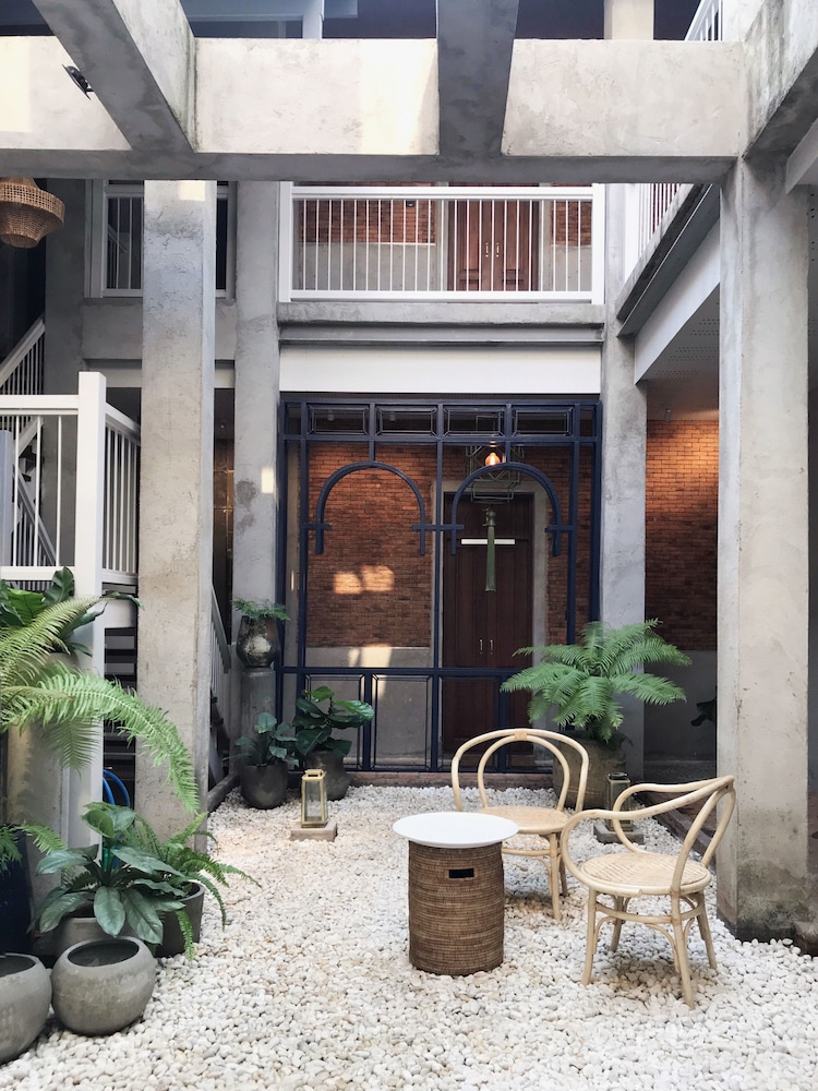 Khunluang Hostel - Adults Only 4/45