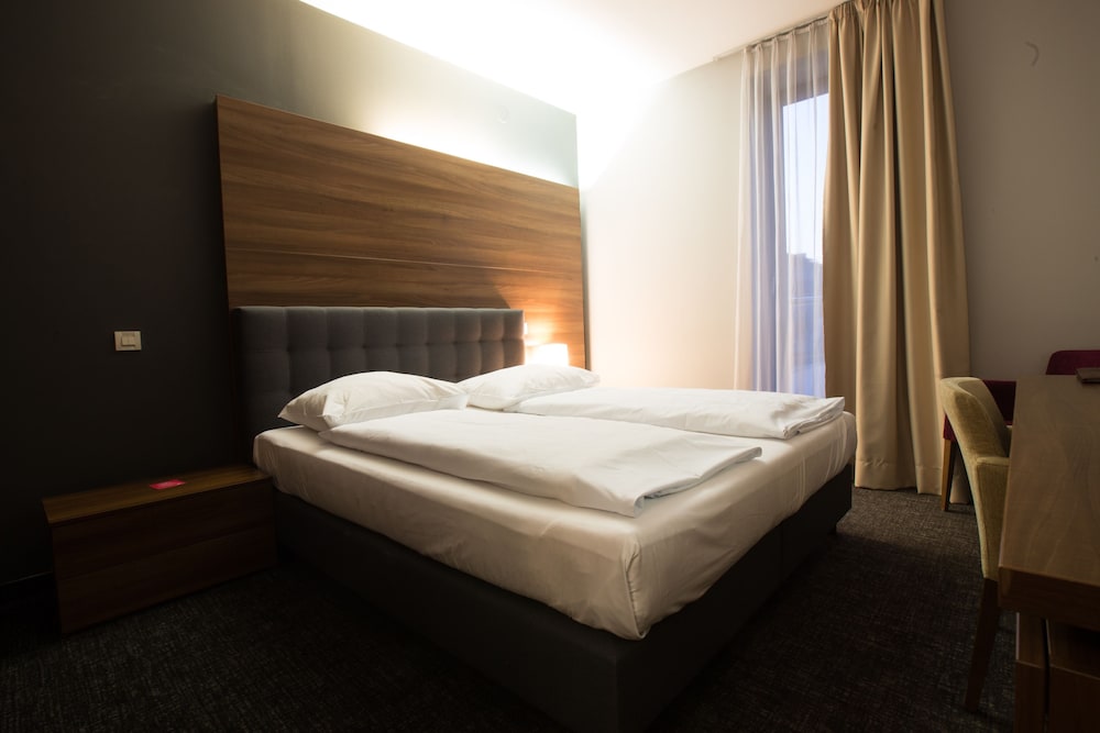 Slisko Hotel 30/66