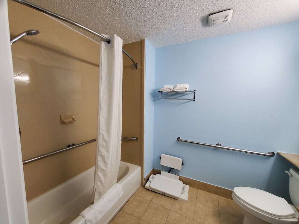 Coastal Inn & Suites Wilmington NC (ex Super 8 Wilmington) 19/27
