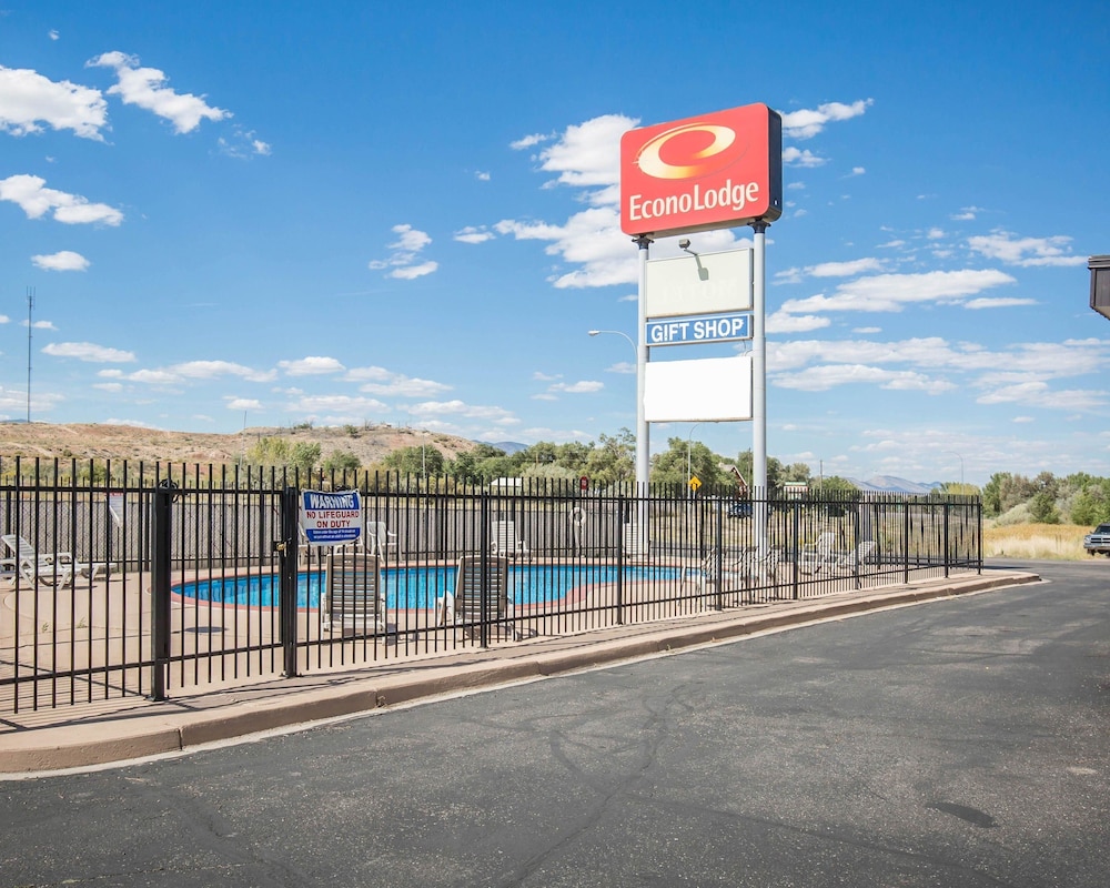 Econo Lodge Salina 27/38