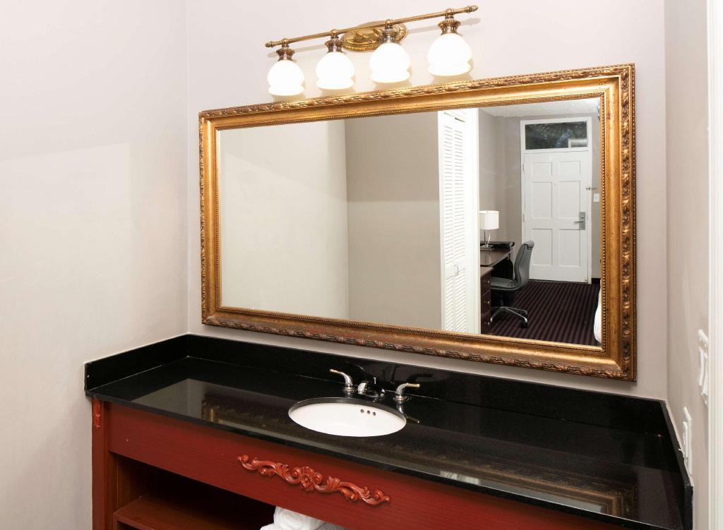 HONEYMOON, SUITE, JETTED TUB