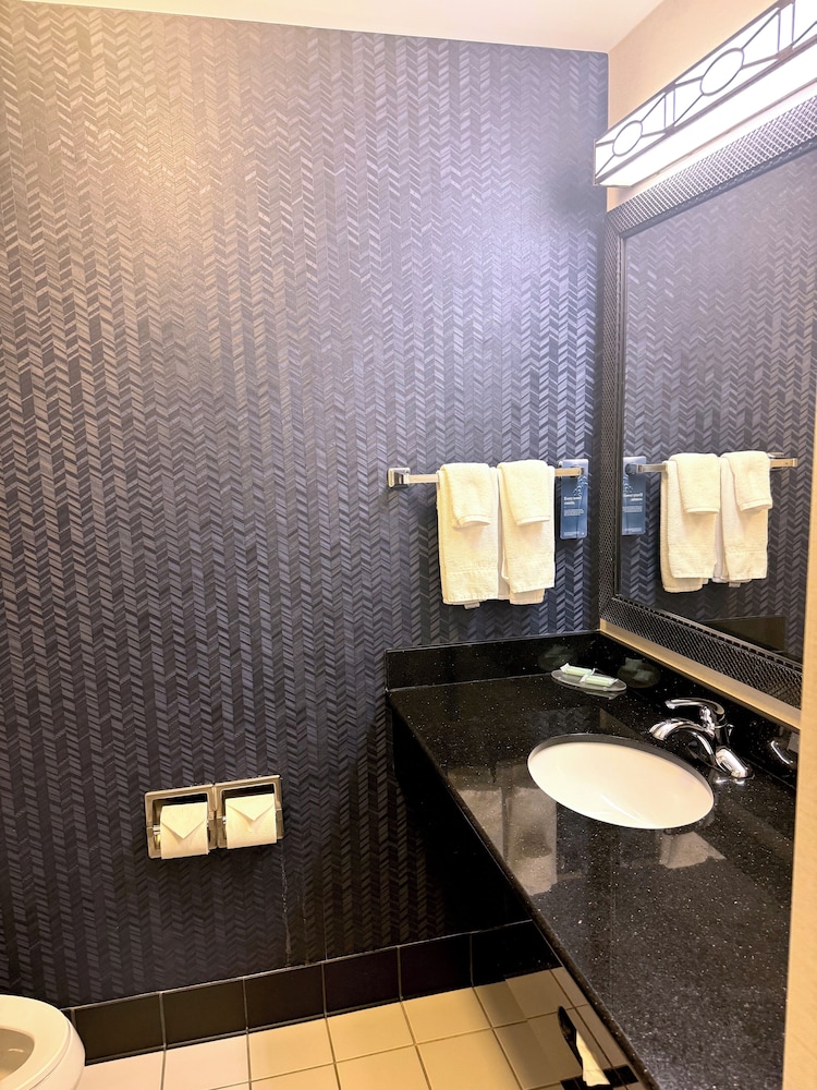 Fairfield Inn Suites By Marriott Louisville East 48/50
