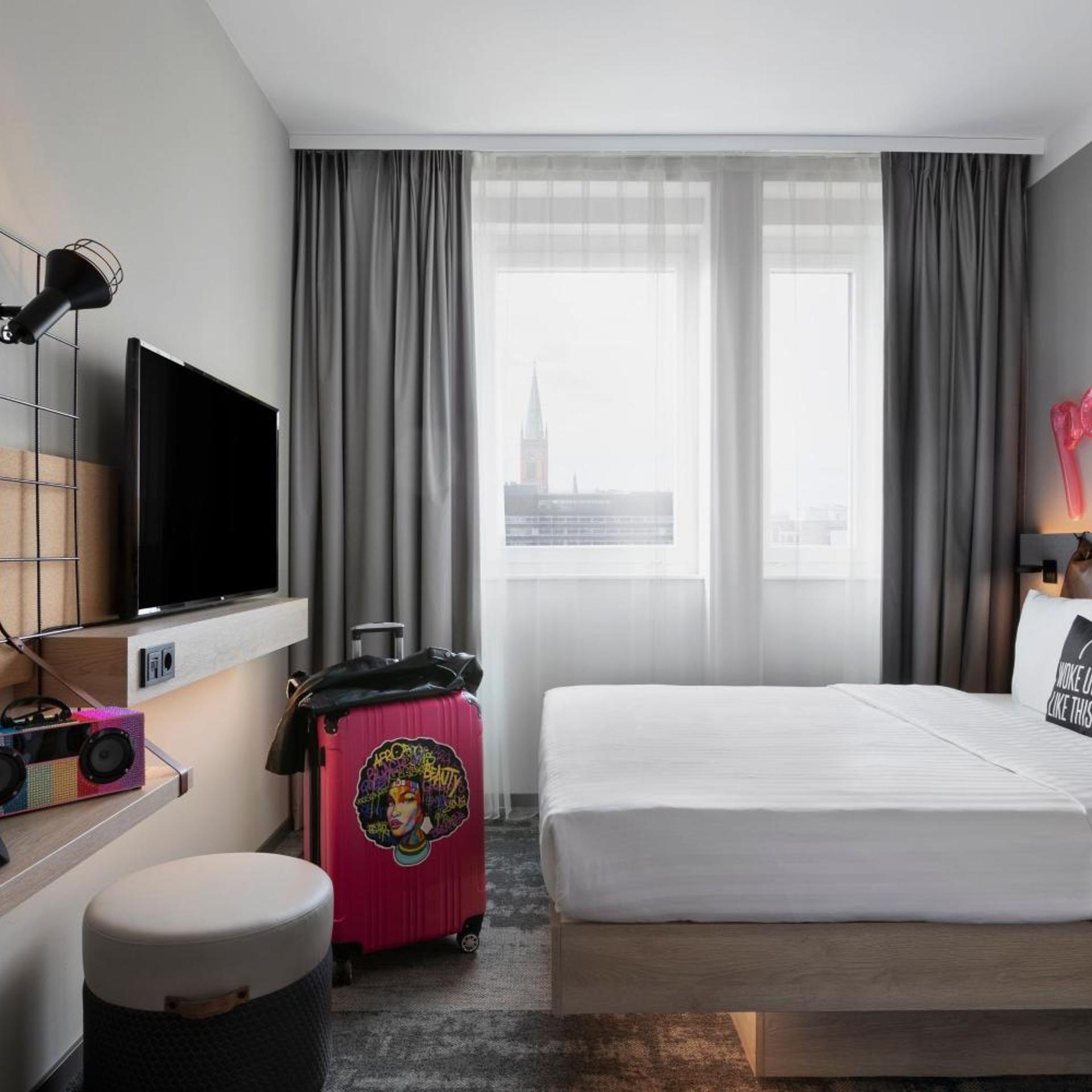 Moxy, Queen Bed, City View