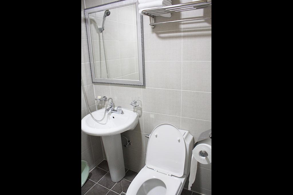 ROOM, SHARED BATHROOM