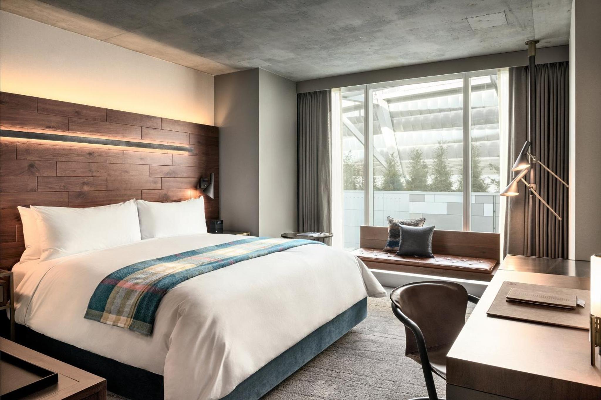 Guest Room, King Bed, Stadium View