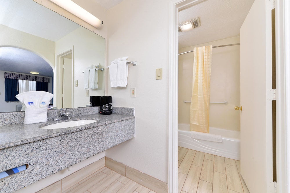 Americas Best Value Inn Suites Houston Brookhollow Nw 7/24