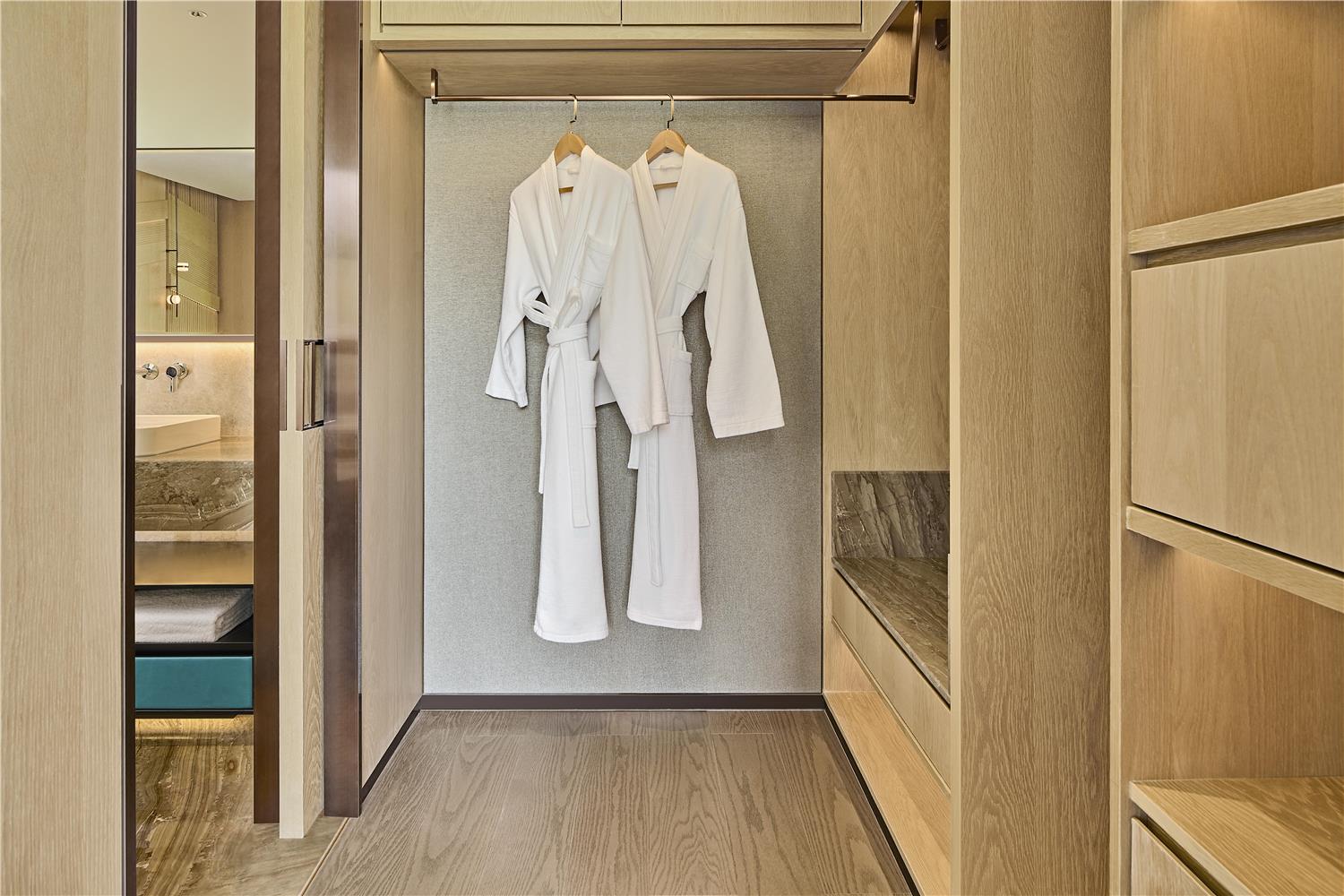 Inso Hotel Chongqing, Curio Collection by Hilton 56/57