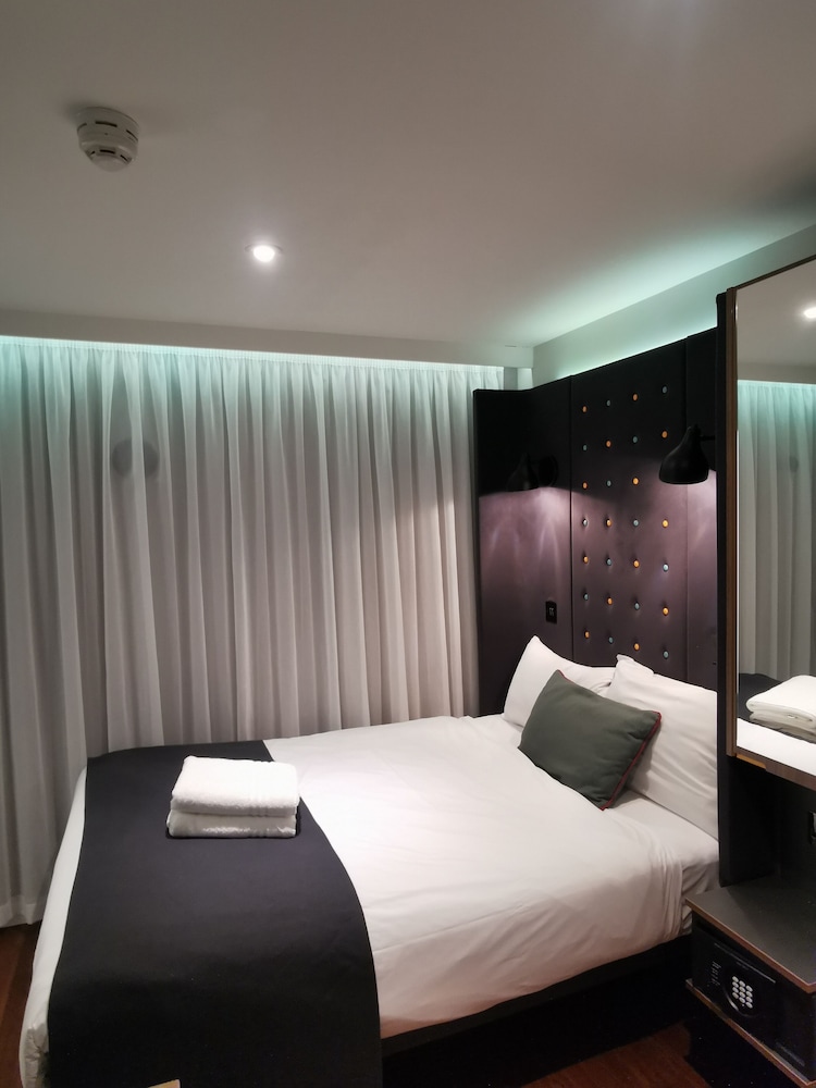 Room, Double Bed, No Window، Point A Hotel Paddington 2/8