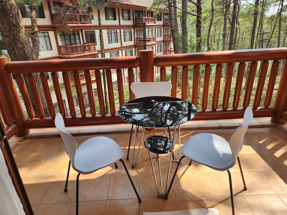 The Forest Lodge At Camp John Hay 66/75